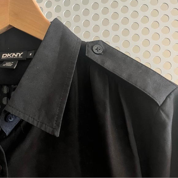 DKNY Button Down Collared Shirt With Roll Tab Sleeves Size Medium in Black - Picture 7 of 8